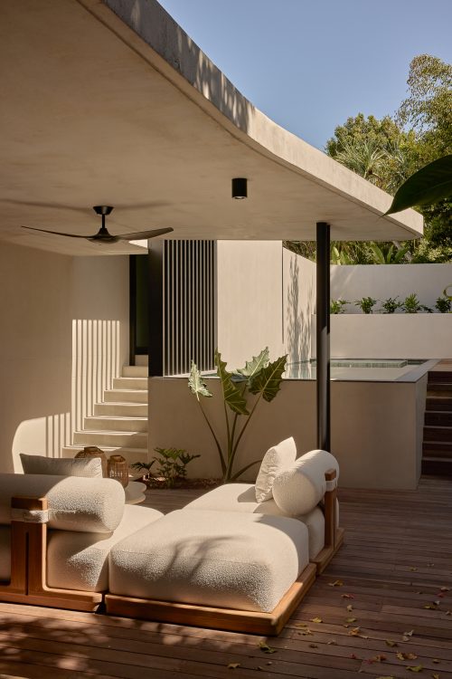 Outdoor lounge chair